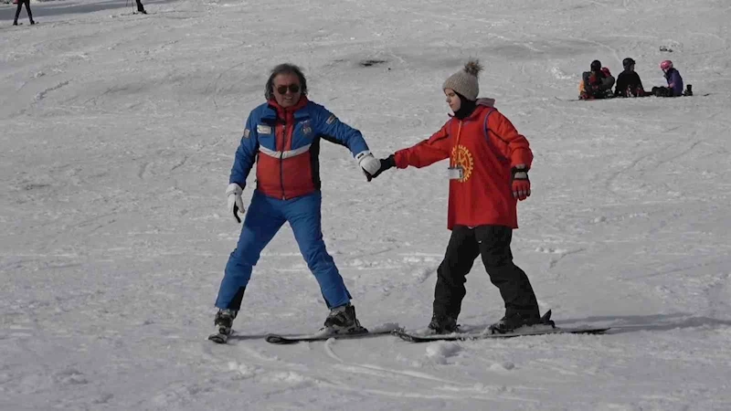 (Özel) Görme engelli gençler Uludağ’da kayak öğrendi
