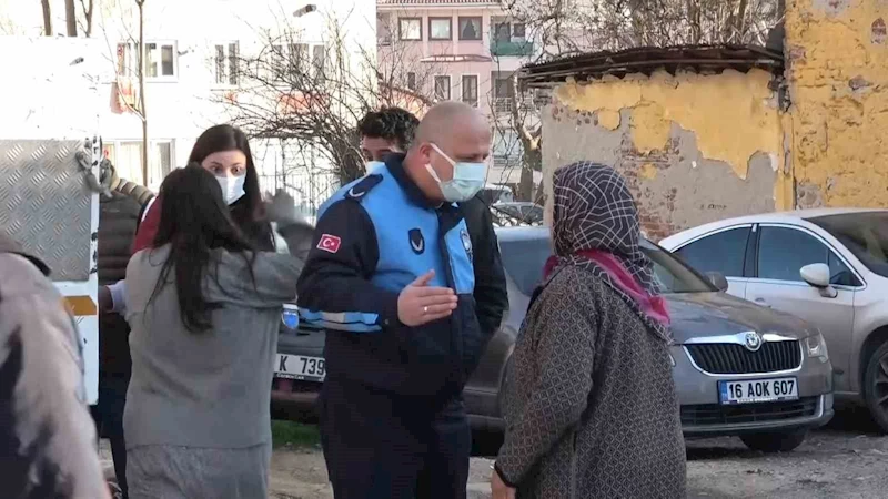 Çöp evi boşaltılan kadın sinir krizi geçirdi, kendisini sakinleştirmek isteyen polislere saldırdı
