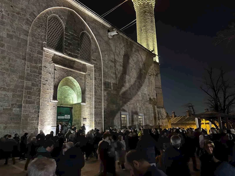 Bursa’da ilk teravi namazı kılındı, tarihi camiye binlerce kişi akın etti
