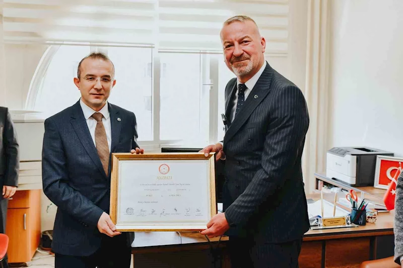 Karacabey Belediye Başkanı Fatih Karabatı mazbatasını aldı
