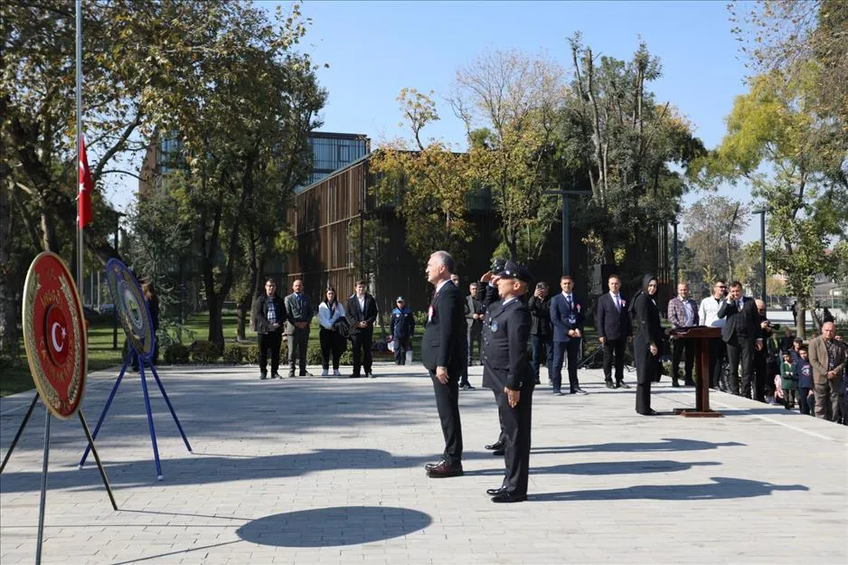 Kutlamalar çelenk sunma töreniyle başladı