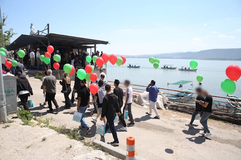 Özgürlüklerini gökyüzüne balon uçurarak kutladılar
