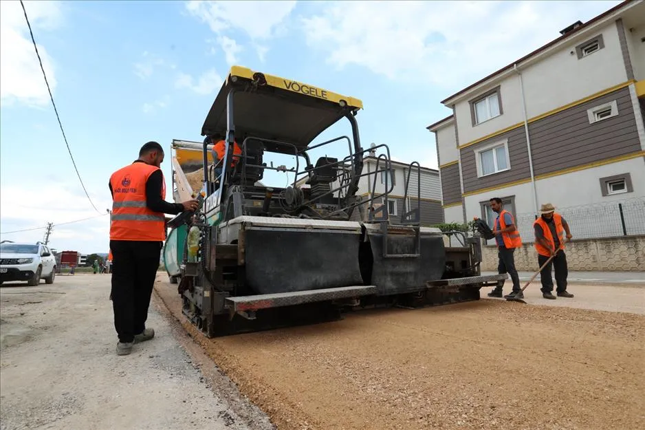 Ertuğrulgazi Mahallesinde yol kaplama çalışmalarını sürüyor.