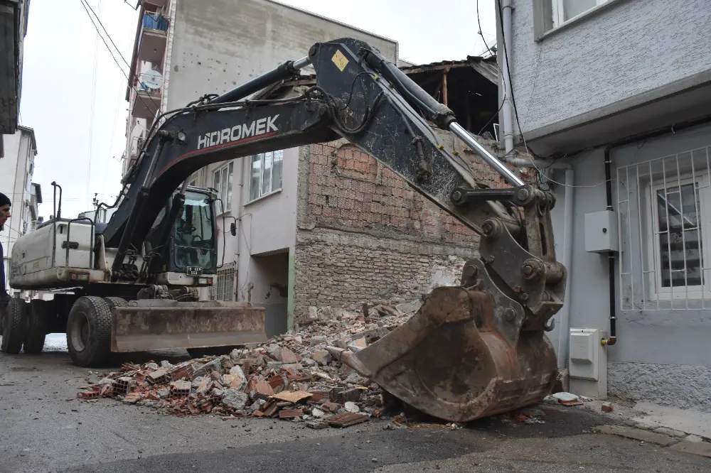 Gemlik Belediyesi metruk bina yıkımlarını sürdürüyor