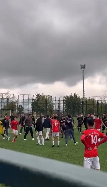 Bursa’da U16 maçında yumruklar konuştu
