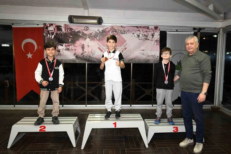 Osmangazi’de minik satranç ustaları kupalarına kavuştu
