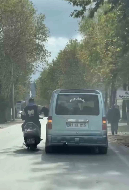 Bursa’da trafikte tehlikeli anlar kamerada: Sohbet etmek için seyir halindeki araca yaslandı
