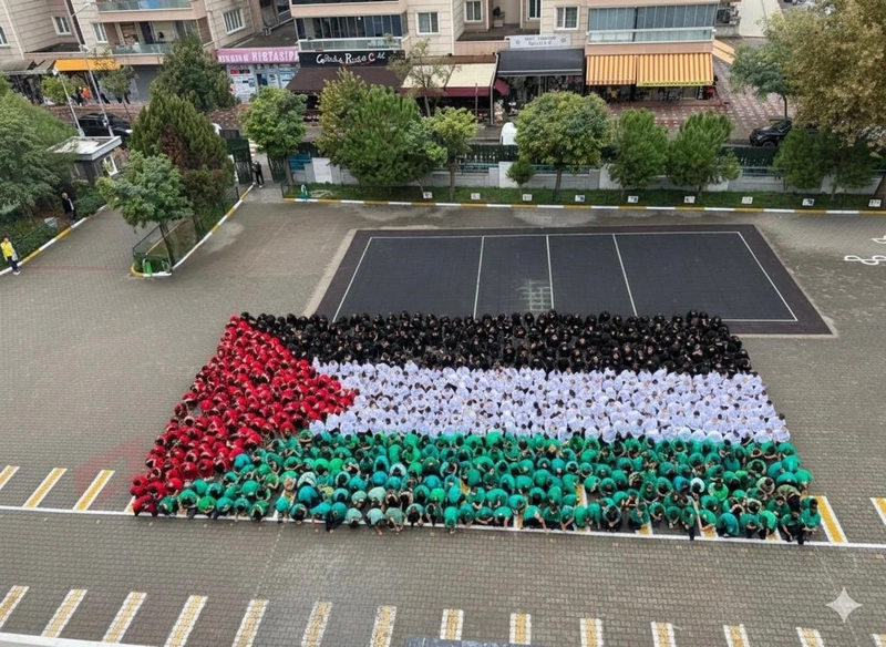 600 öğrenciden Filistin’e dev bayraklı destek
