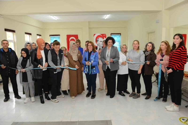 Ahmet Yesevi Mahallesi Kadın Dayanışma ve Yardımlaşma Derneği yeni merkezinde
