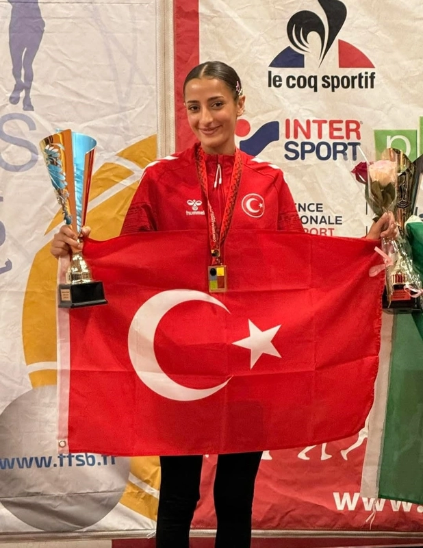 Bursa Büyükşehir Belediyesporlu Nazmiye Ak dünya üçüncüsü
