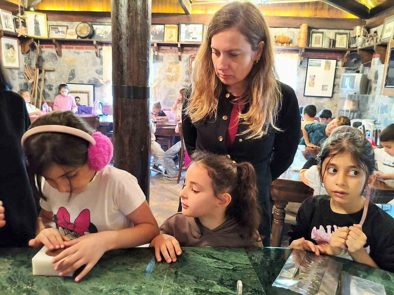 Öğrenciler kestane şekeri üretimini yerinde gözlemledi
