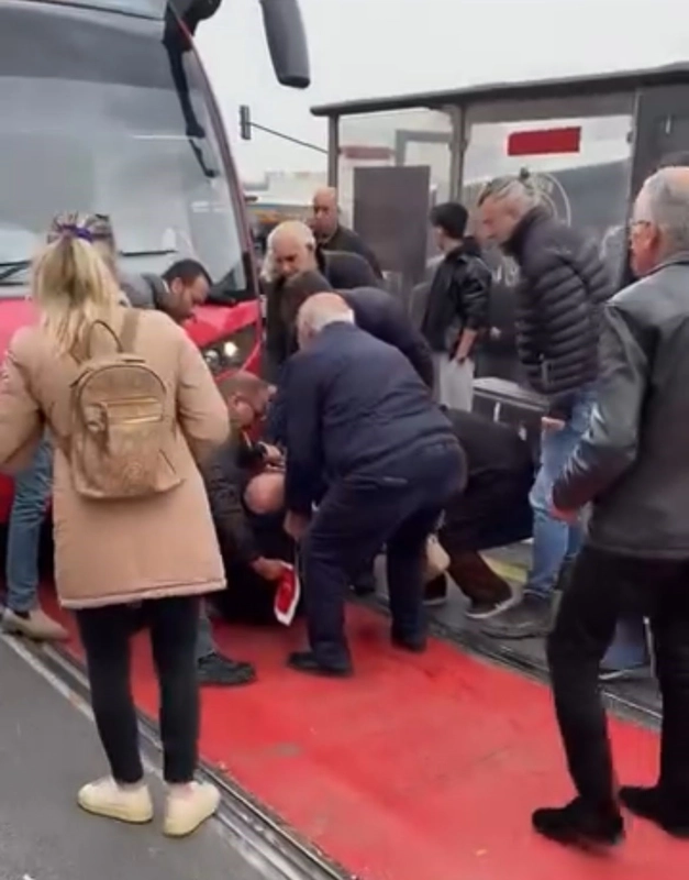 Raylardan geçmek isteyen adama tramvay çarptı
