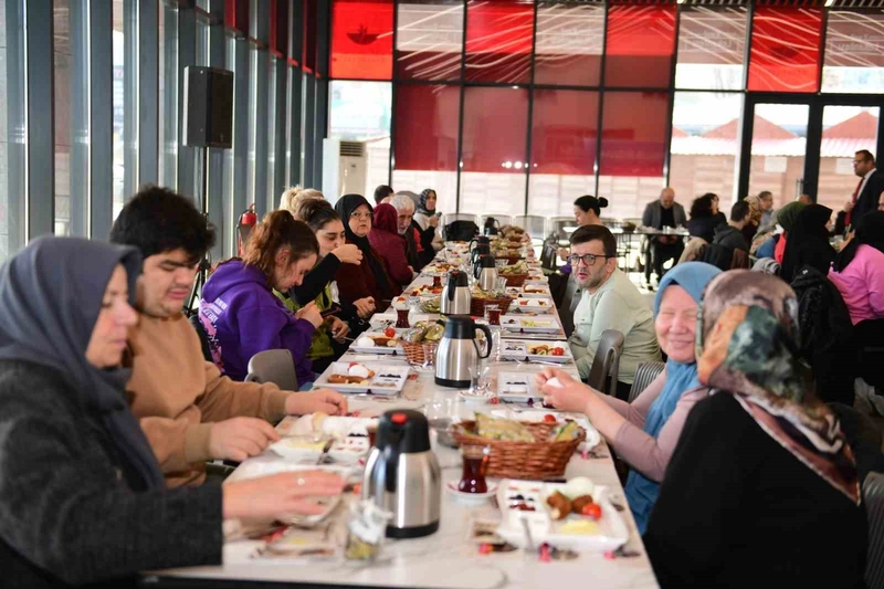 Osmangazi’de engelli bireyler ve aileleri kahvaltıda buluştu
