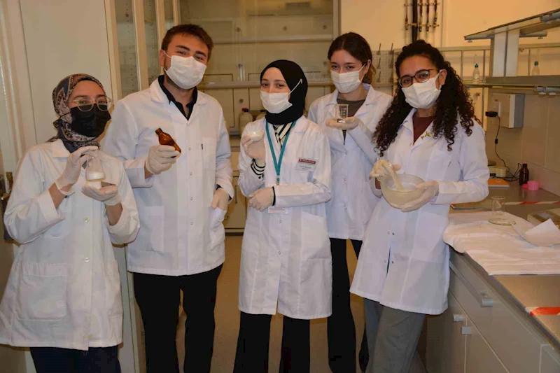 Geleceğin eczacıları kendi pastillerini üretti
