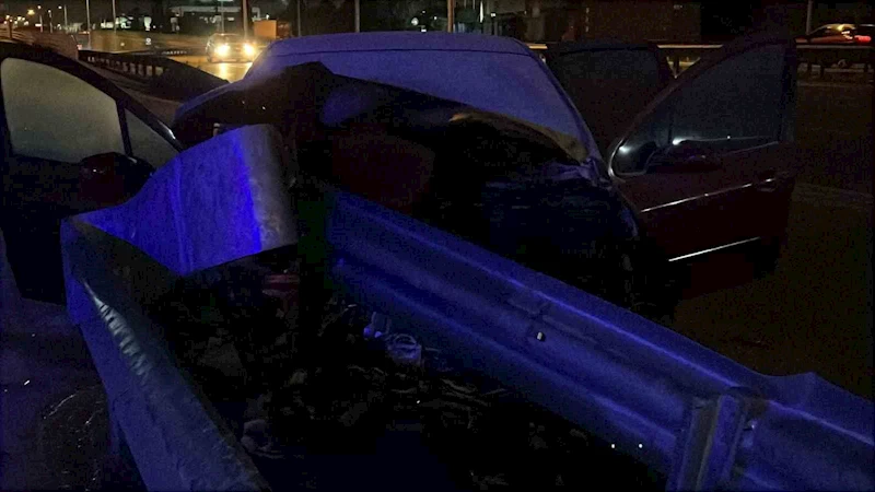 Yanan otomobilde sıkışan sürücüyü itfaiye kurtardı
