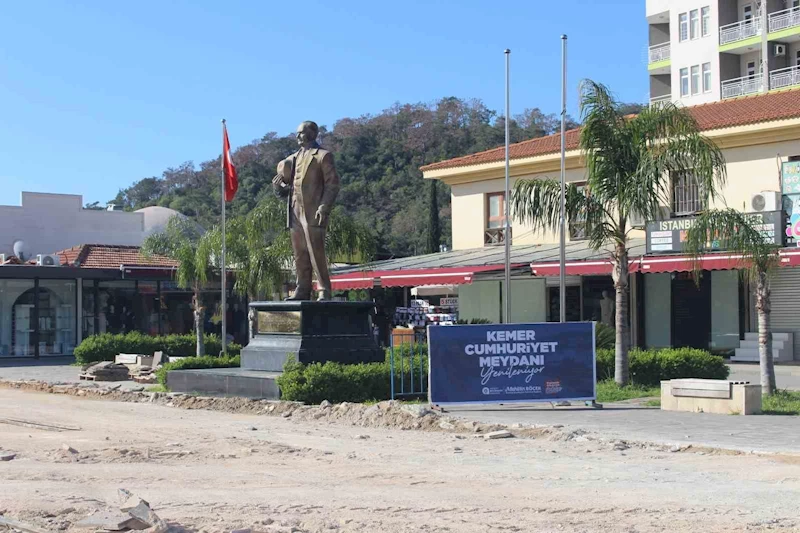 Kemer Cumhuriyet Meydanı turizm sezonuna hazırlanıyor
