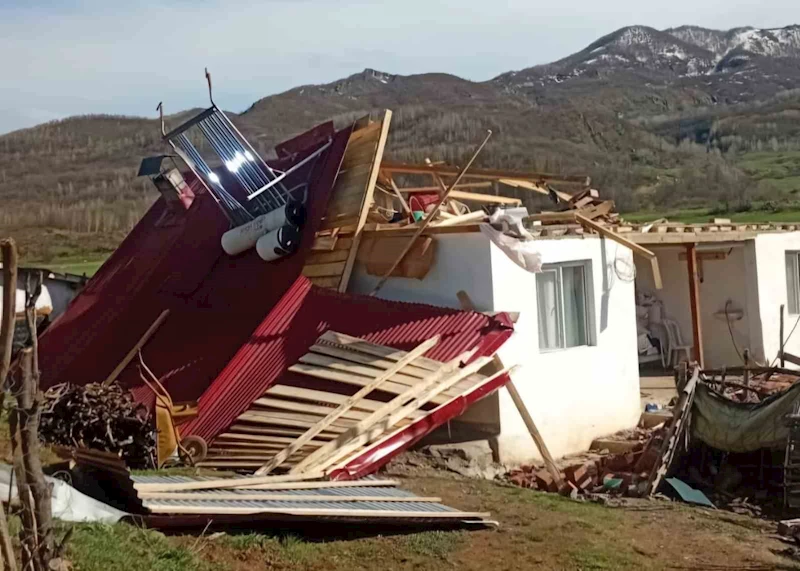 Fırtına çatıları uçurdu, hasar tespit çalışmaları başladı
