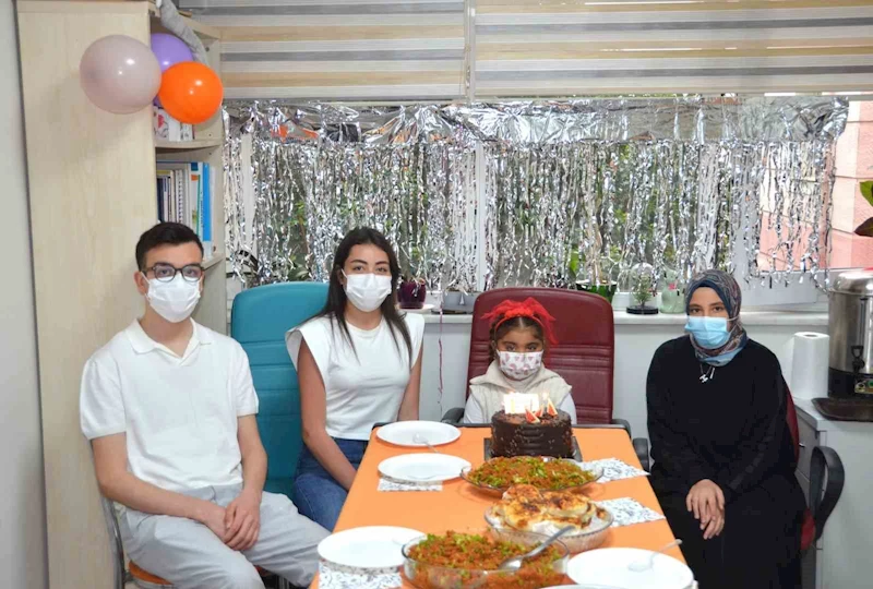 Böbrek nakli olan çocuklar hekimleriyle bir araya geldi
