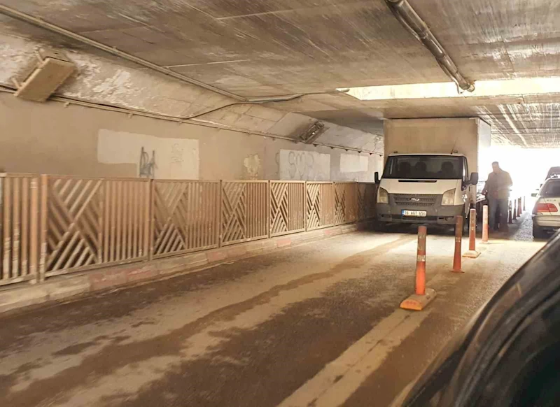 Kamyonet alt geçide sıkıştı
