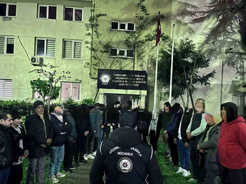 Bursa’da göçmen kaçakçılığı operasyonu: 2 şüpheli, 21 kaçak göçmen yakalandı
