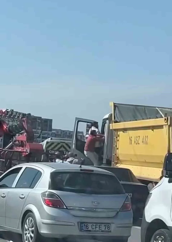 Kamyon tepesinde kavga
