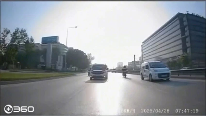 Makas atarak trafiği tehlikeye sokan otomobil kamerada
