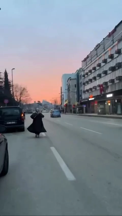 Yolun ortasında otomobili görenler şaştı kaldı
