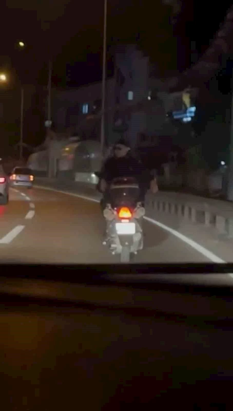 Motosiklete ters bindi, tehlikeli anlar kamerada
