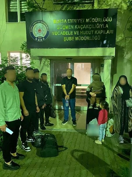 Bursa’da kaçak göçmen operasyonu : 9 göçmen, 1 şüpheli yakalandı

