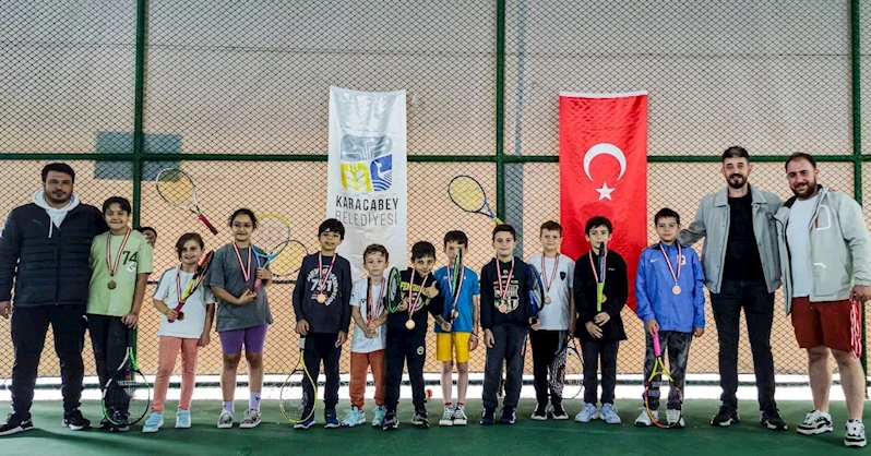 Karacabey Belediyesi Spor Tesisleri’nde minik raketler sahne aldı
