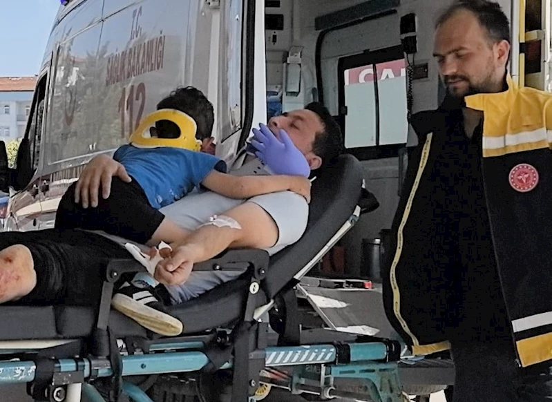 Kazada yaralanan çocuğu eldivenden yaptıkları balonla oyaladılar
