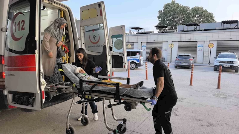 Sürgülü kapının altında kalan çocuk ağır yaralandı
