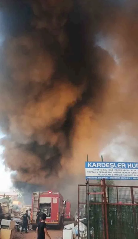 Bursa’da geri dönüşüm tesisinde yangın: Gökyüzünü siyah dumanlar kapladı
