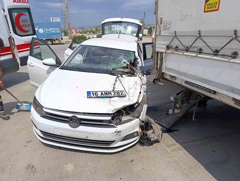 Kontrolden çıkan otomobil benzinlikteki tıra çarptı
