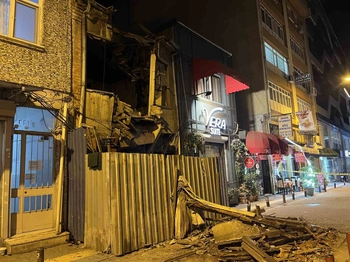 Bakırköy'de Metruk Binanın Çökme Anı Kamerada