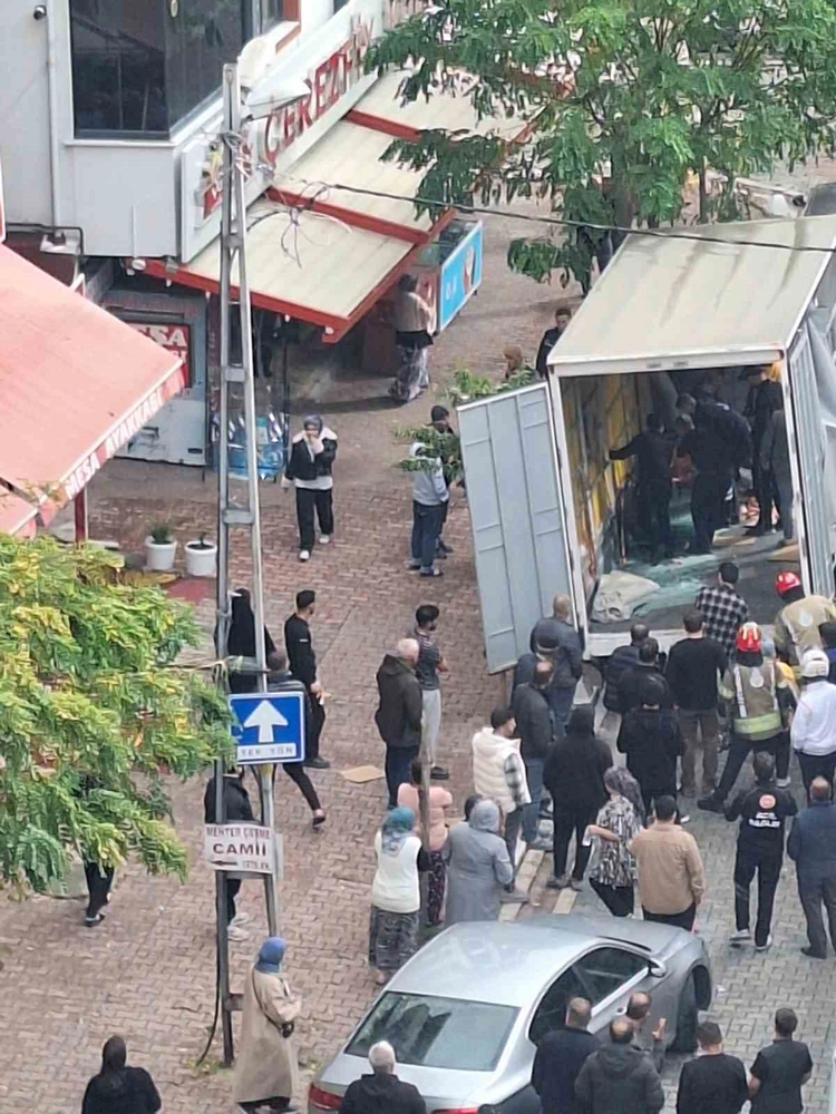 Esenyurt’ta iki işçinin üzerine cam devrildi: 1’i ağır 2 yaralı
