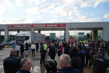 Hamzabeyli’de tır şoförleri sınır kapısının giriş ve çıkışını kapattı
