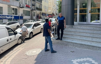 Kurumlardan "Çocuğum hasta" diyerek para toplayan şahsın eşinin üzerine kayıtlı 2 araç çıktı