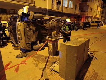 İnegöl'de Elektrik Panosuna Çarpan Minibüs Devrildi ve Sürücü Kaçtı