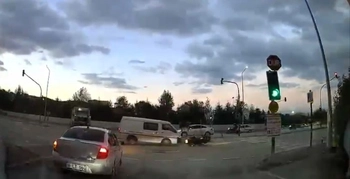 Bursa'da Hastane Çıkışında Kamyonet ve Motosiklet Çarpıştı