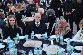 Başkan Bozbey kendi mahallesinde komşularıyla iftar yaptı
