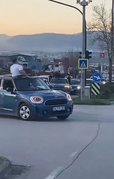 Bursa’da düğün konvoyu tehlike saçtı
