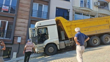 Freni boşalan kamyon eve çarptı: Mahalle sakinleri deprem oluyor sandı
