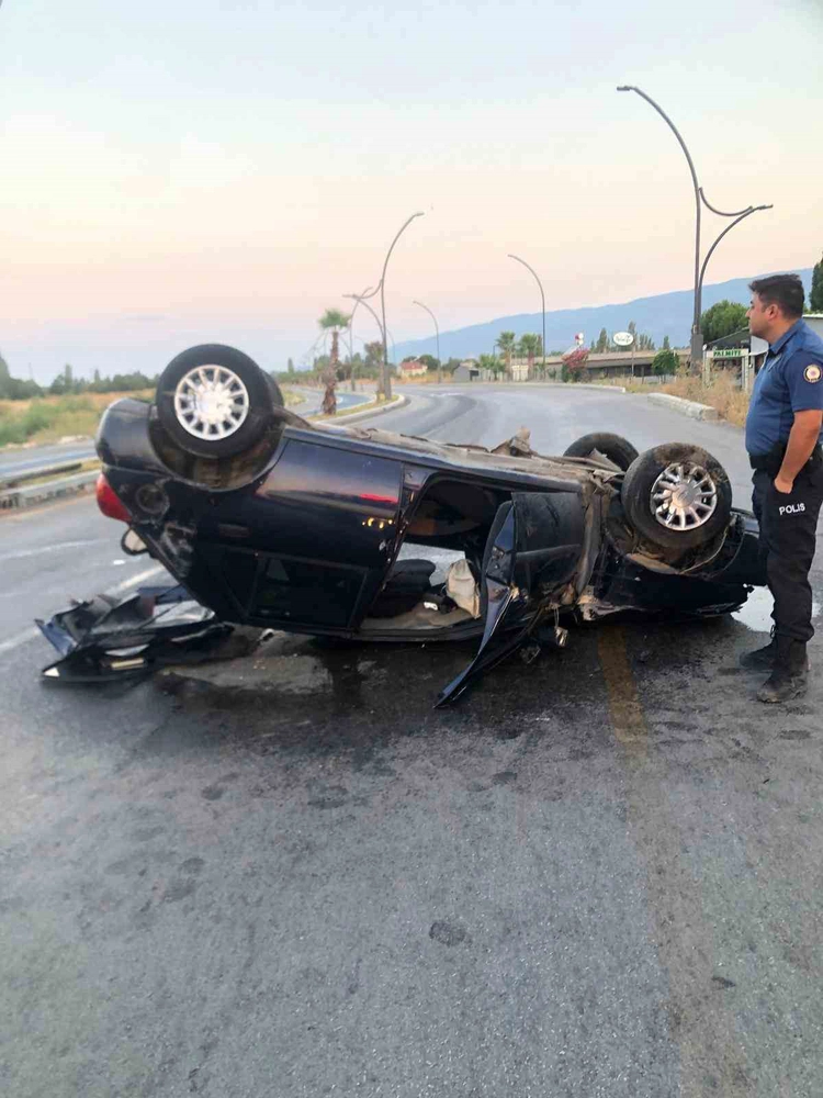 Ters dönen otomobildeki sürücü, sıkıştığı yerden kurtarıldı
