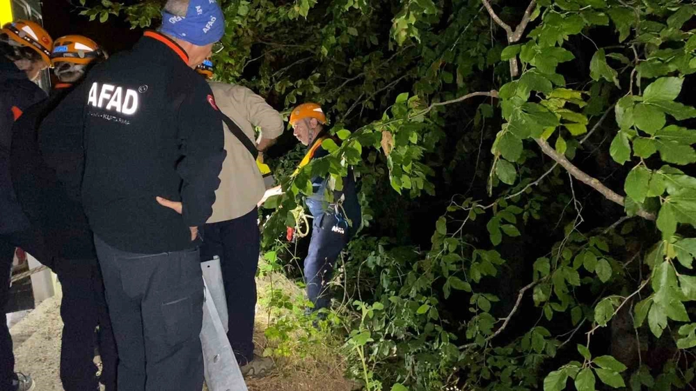 Uçurum kenarında bulunan motosiklet ekipleri harekete geçirdi
