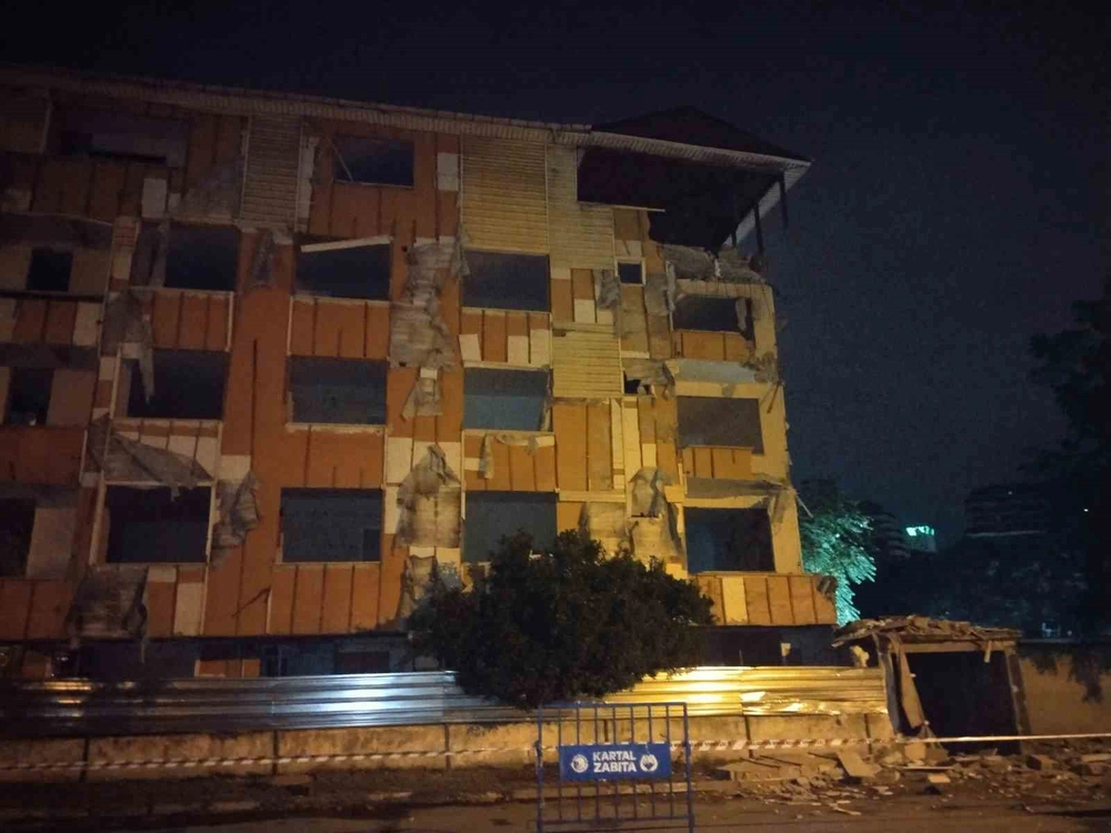 Kartal’da metruk binanın balkonu çöktü
