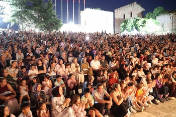 Eskihisar Kalesi çocukların neşesiyle şenlendi
