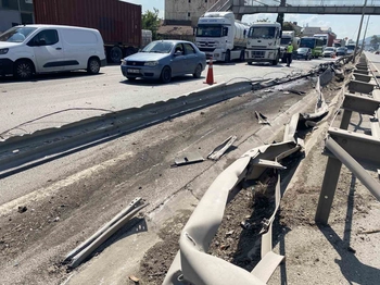 Kocaeli'de Tır Kontrolden Çıktı, Bariyerleri Aştı, 1 Yaralı