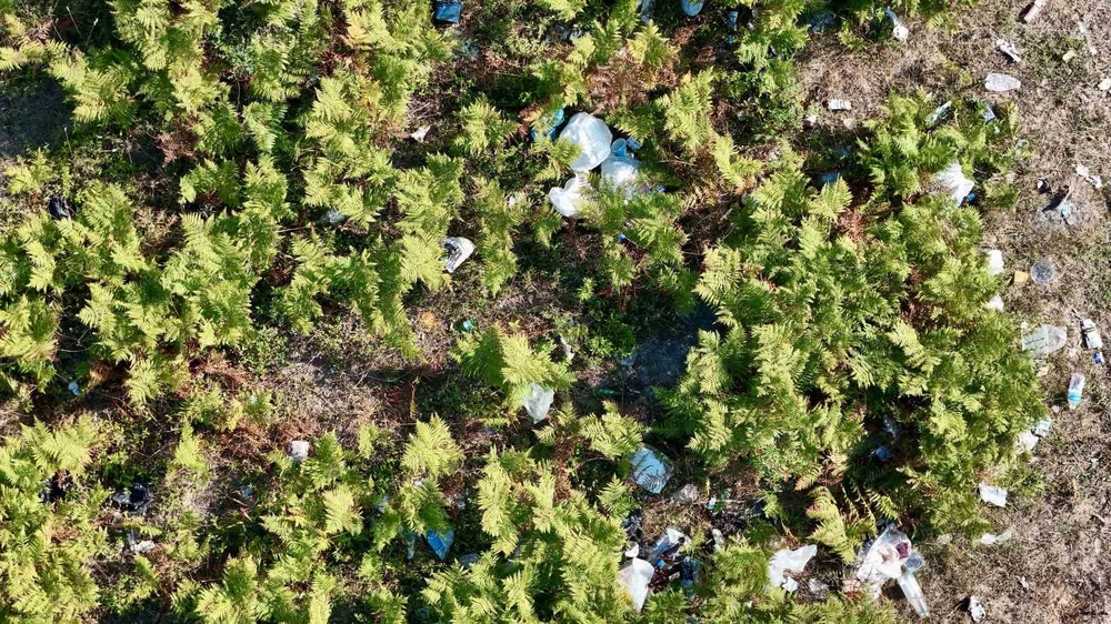 Drone ile görüntülenen Kızıltepe’de çöpler yangın riskini artırıyor