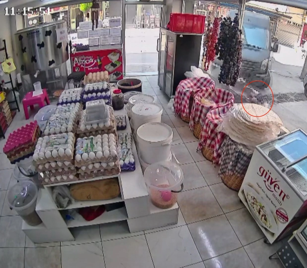 Kamyonetin altında kalan 4 yaşındaki çocuk emekleyerek çıktı